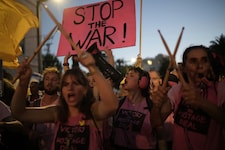 Menschen nahmen am Mittwoch in Jerusalem an einem Protest teil, bei dem die sofortige ...