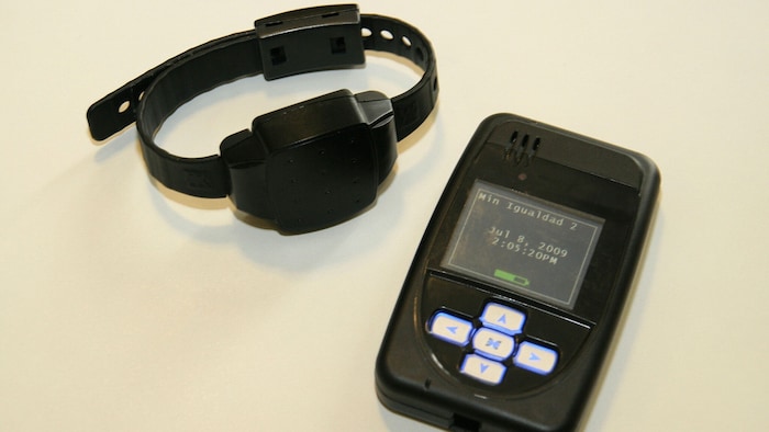 Spanien setzt auf Armbänder für Gefährder – vielleicht auch bald Österreich.