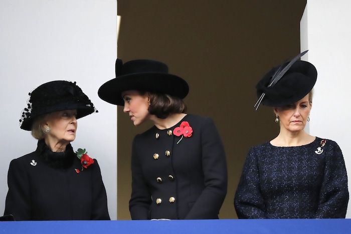 Die Mitglieder des Königshauses tragen in der Trauerzeit schwarze Armbinden.