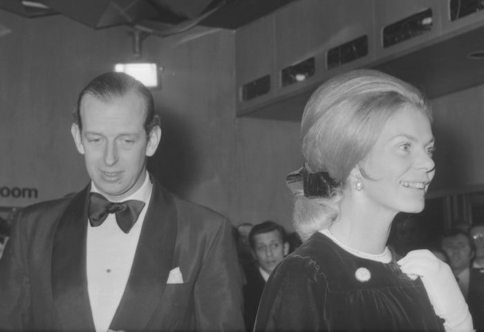 Prinz Edward und Duchess Katherine 1969 bei der Premiere des Films „ James Bond 007 – Im ...