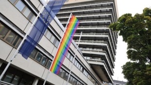 Der „Pride Month“ Juni ist längst vorüber, aber nicht am Landes- und Oberlandesgericht ...
