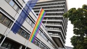 Der „Pride Month“ Juni ist längst vorüber, aber nicht am Landes- und Oberlandesgericht ...
