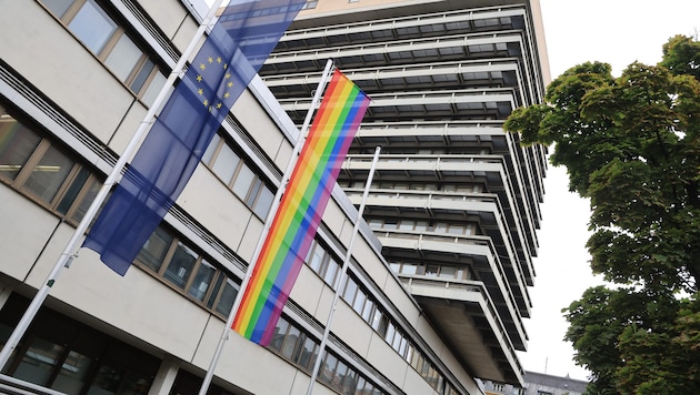 Der „Pride Month“ Juni ist längst vorüber, aber nicht am Landes- und Oberlandesgericht ...