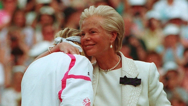 Von den 1970er-Jahren bis 2001 prägte die Herzogin das Bild von Wimbledon – als sie traditionell ...