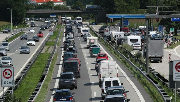 Bei Stau dürfen Autofahrer künftig nicht mehr von der A8 herunterfahren, um so schneller ans ...
