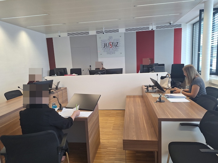 Wie man halt vor Gericht erscheint: Die Frau wählte barfuß mit Birkenstock-Sandalen. Dies hatte ...