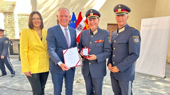Generalmajor Fasching (2.v.re.) mit der hohen Auszeichnung, flankiert von Karner, Huber und ...