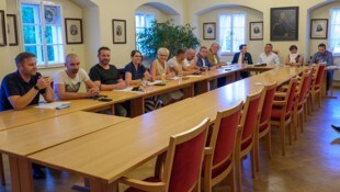 Die Opposition ließ ihre Sessel im Rathaus leer und verhinderte so vorerst die ...