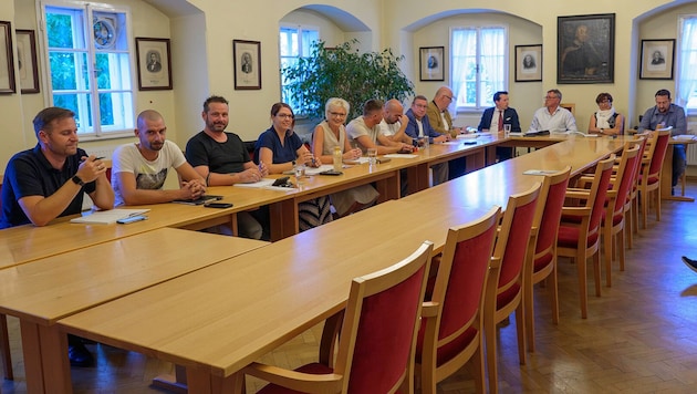 Die Opposition ließ ihre Sessel im Rathaus leer und verhinderte so vorerst die ...