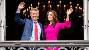 König Frederik X. von Dänemark – hier mit seiner Frau Königin Mary – trifft in Herning auf ...