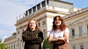 Mit Eve Losbichler und Mary Weitzer (re.) hat sowohl an der TU als auch an der Uni Graz der ...