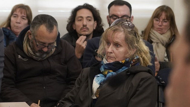 SS-Tochter Patricia Kadgien (vorne) ist wegen der Unterschlagung von NS-Raubkunst angeklagt ...