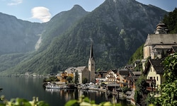 Malerisch liegt Hallstatt da – das wollen pro Jahr auch zahlreiche Touristen mit eigenen Augen ...