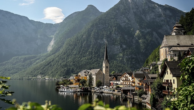 Malerisch liegt Hallstatt da – das wollen pro Jahr auch zahlreiche Touristen mit eigenen Augen ...