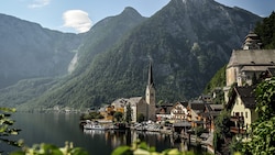 Malerisch liegt Hallstatt da – das wollen pro Jahr auch zahlreiche Touristen mit eigenen Augen ...