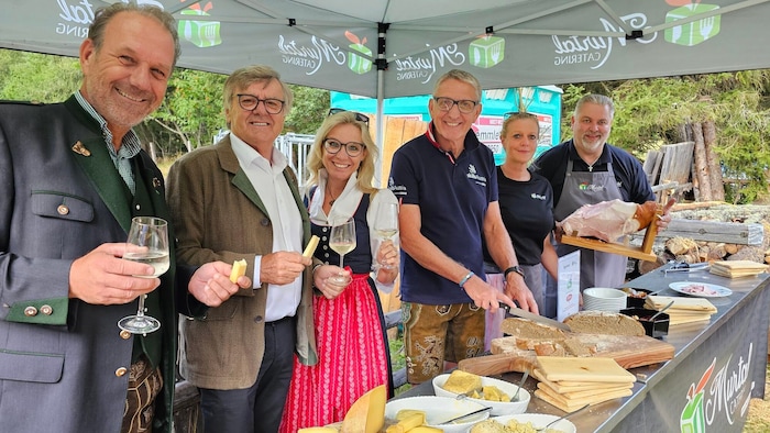 Andreas Herz und Gerhard Wohlmuth (Wirtschaftskammer), Valentina und Sepp Herk (v. li)