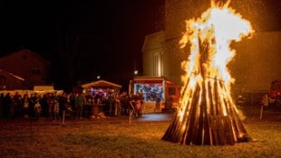 Am Rande eines Sonnwendfeuers war es zum sexuellen Übergriff gekommen (Symbolbild).