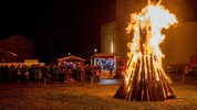 Am Rande eines Sonnwendfeuers war es zum sexuellen Übergriff gekommen (Symbolbild).