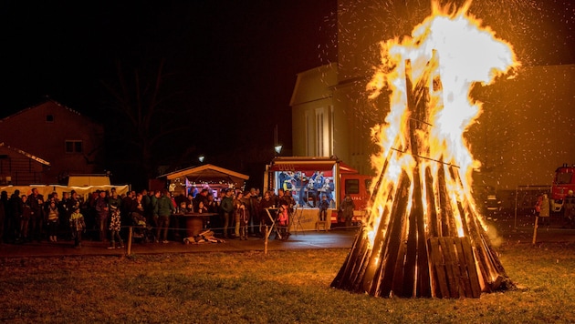 Am Rande eines Sonnwendfeuers war es zum sexuellen Übergriff gekommen (Symbolbild).