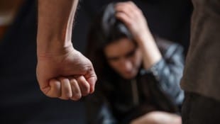 Viele Mädchen und Frauen sind Opfer von Gewalt. Gewaltambulanzen in Wien und in Graz nehmen ...
