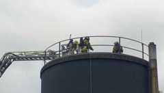 Die Feuerwehr ist bei dem Brand in der Tischlerei gefordert.