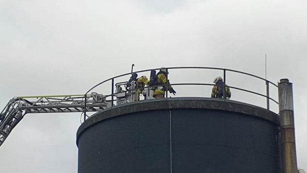 Die Feuerwehr ist bei dem Brand in der Tischlerei gefordert.