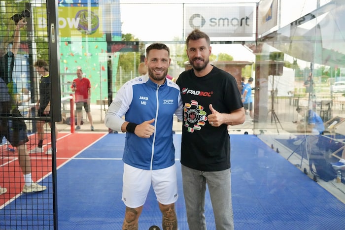 Mathieu Debuchy mit Gyuri Garics im neuen Padbol-Park von Ebreichsdorf.