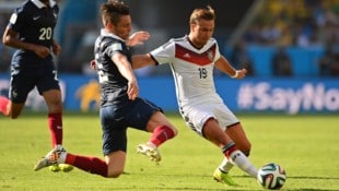 Mathieu Debuchy, hier bei der WM 2014 in Brasilien gegen Deutschlands Mario Götze, spielte ...