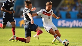 Mathieu Debuchy, hier bei der WM 2014 in Brasilien gegen Deutschlands Mario Götze, spielte ...