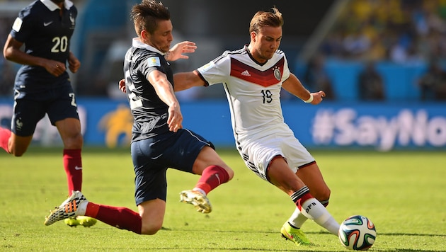 Mathieu Debuchy, hier bei der WM 2014 in Brasilien gegen Deutschlands Mario Götze, spielte ...