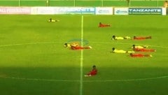 Skurrile, aber durchaus ernste Szenen: Spieler legen sich während eines Freundschaftspiels in ...