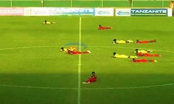 Skurrile, aber durchaus ernste Szenen: Spieler legen sich während eines Freundschaftspiels in ...