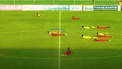 Skurrile, aber durchaus ernste Szenen: Spieler legen sich während eines Freundschaftspiels in ...