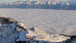 Blick vom Glungezer auf die Nordkette am frühen Samstagvormittag: Unter der dicken Nebeldecke ...