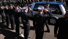 Polizisten im Bundesstaat Victoria verabschieden sich ehrenvoll von ihren getöteten Kameraden.