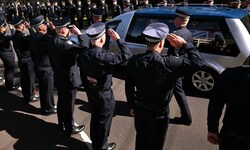 Polizisten im Bundesstaat Victoria verabschieden sich ehrenvoll von ihren getöteten Kameraden.