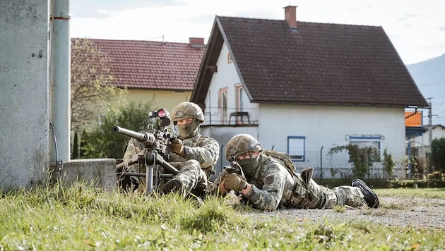 Soldaten und „Hägglunds“- Panzer rücken zur Übung aus. Knallmunition und Knallkörper werden ...