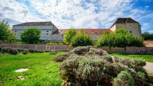 Das Simmeringer Renaissance-Schloss Neugebäude gehört der Stadt Wien, also der Allgemeinheit. ...
