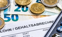 Den Arbeitenden bleibt am Monatsende vom Gehalt oft nichts mehr übrig. 