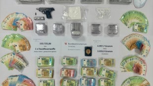 Dieser Bargeld-Schatz, Drogen und eine Faustfeuerwaffe wurden in einer Wiener Bunkerwohnung ...