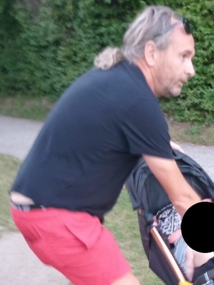 Dieser Mann soll zuletzt mit dem Buben gesehen worden sein. Die Polizei bittet um Hinweise.