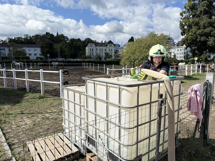 Zwei Behälter wurden mit Wasser gefüllt um die Wasserversorgung für die Pferde sicherzustellen.