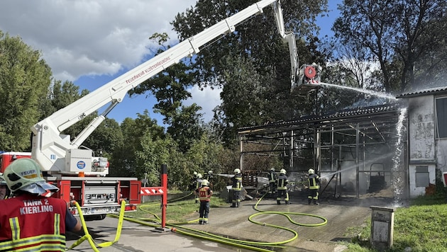 Mehrere Wehren warne am Samstag bei dem Dachstuhlbrand in Klosterneuburg im Einsatz.