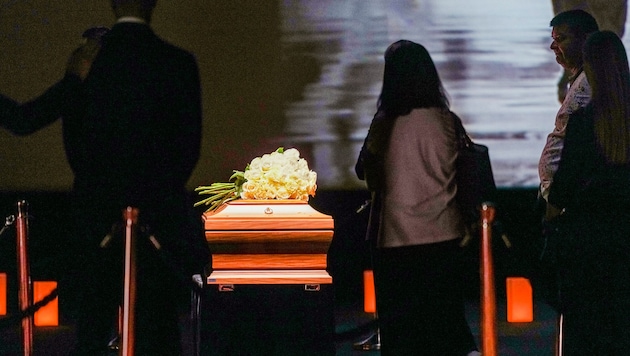 Seine letzte Reise beginnt: In Mailand wurde der Sarg von Giorgio Armani aufgebahrt und für ...