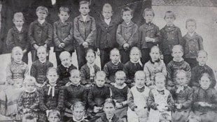 Volksschulklasse in Altach zur Zeit der Donaumonarchie. Viel zu lachen hatten die Kinder ...