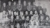Volksschulklasse in Altach zur Zeit der Donaumonarchie. Viel zu lachen hatten die Kinder ...