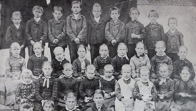 Volksschulklasse in Altach zur Zeit der Donaumonarchie. Viel zu lachen hatten die Kinder ...