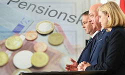 Vizekanzler Andreas Babler, Kanzler Stocker und NEOS-Chefin Beate Meinl-Reisinger verhandeln am ...