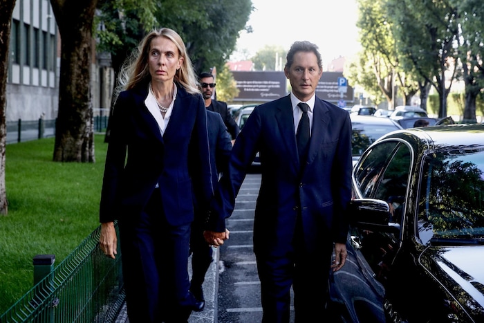 Ferrari-Vorsitzender John Elkann kam mit Gattin.