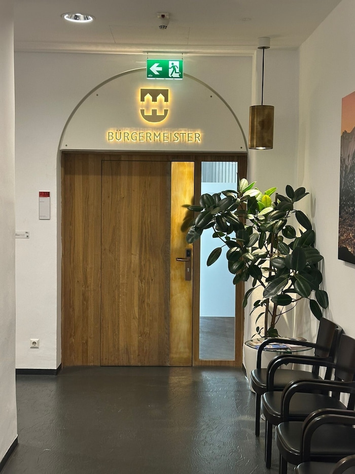 Die neue, laut FP „sakral anmutende“ Lichtinstallation beim Bürgermeisterbüro